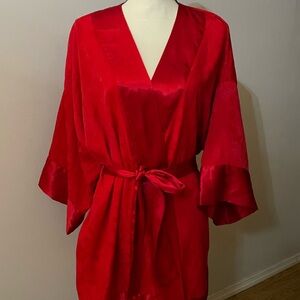 Victorias Secret silky women's robe w/sash, size One-Size-Fits-All Red